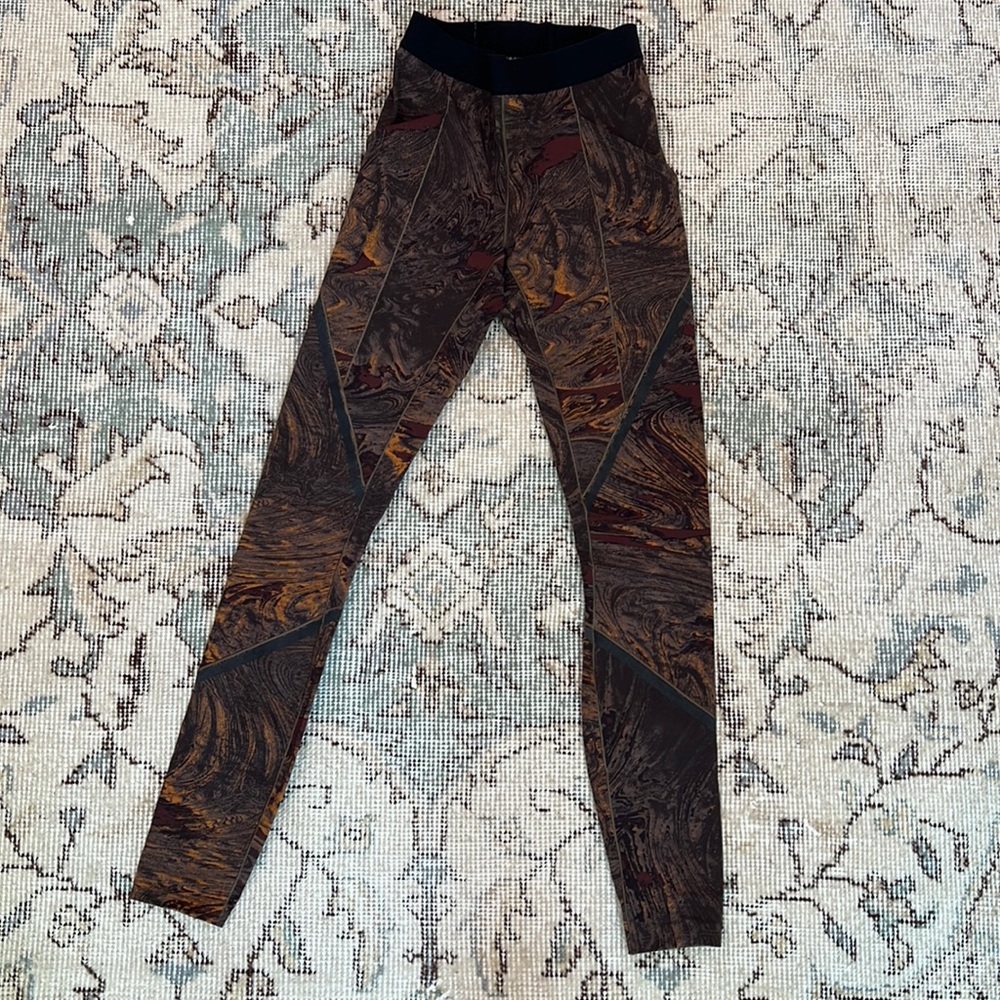 Limited Edition Lululemon Women’s Leggings, Brown Marbled Print, size 2